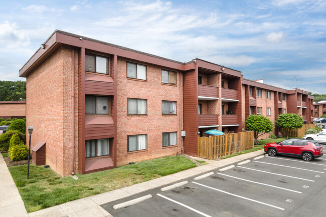 George Mason Village Condo in Arlington, VA - Building Photo - Building Photo