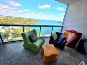 601 NE 36th St in Miami, FL - Foto de edificio - Building Photo