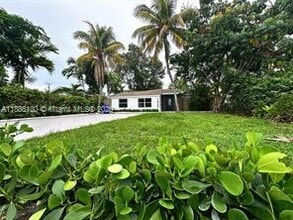 1645 NE 175th St in North Miami Beach, FL - Building Photo - Building Photo