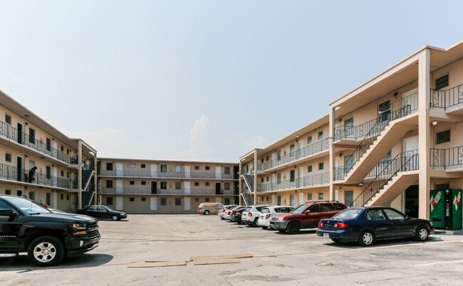 Del Rio Apartments in Miami, FL - Building Photo - Primary Photo