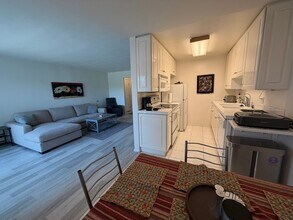 Bright Furnished 1BD in Prime Santa Monica Location w/ Private Balcony in Santa Monica, CA - Building Photo - Building Photo