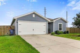 5502 Sapphire Lagoon Rd in Mont Belvieu, TX - Building Photo - Building Photo
