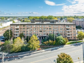 Birchwood Court in Mineola, NY - Foto de edificio - Building Photo