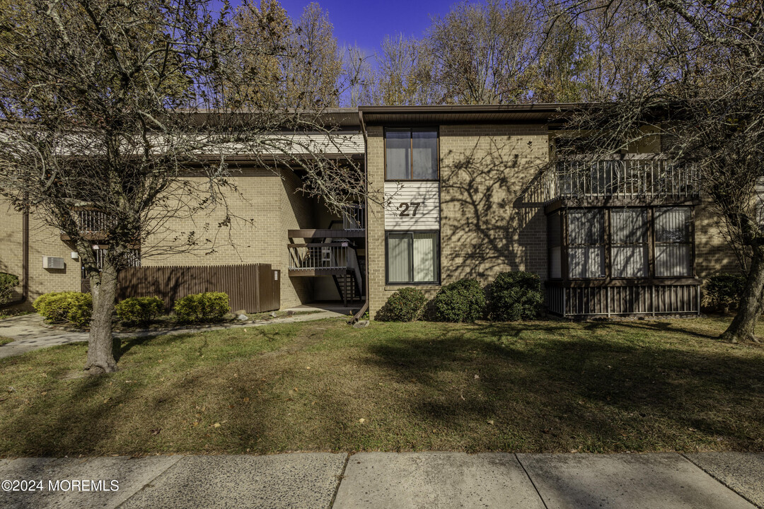 27 Meadow Green Cir in Englishtown, NJ - Building Photo