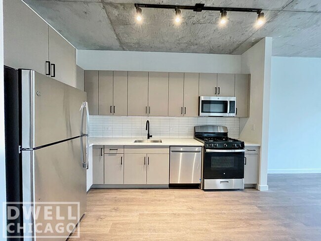 403 W Chicago Ave, Unit 1 Bed