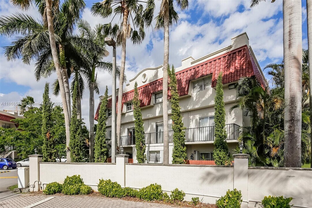 8650 SW 67th Ave in Pinecrest, FL - Building Photo