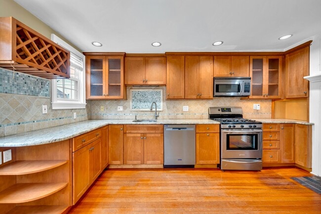 4 Warren St, Unit 4 Warren St Unit B in Newburyport, MA - Building Photo - Building Photo