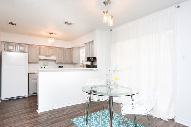 Algarita Lakeside in San Antonio, TX - Foto de edificio - Interior Photo