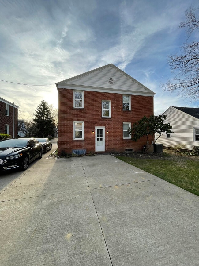 2059 12th St, Unit Upstairs Unit in Cuyahoga Falls, OH - Foto de edificio - Building Photo