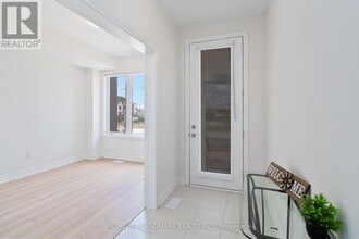 3303 Sixth Line in Oakville, ON - Building Photo - Building Photo