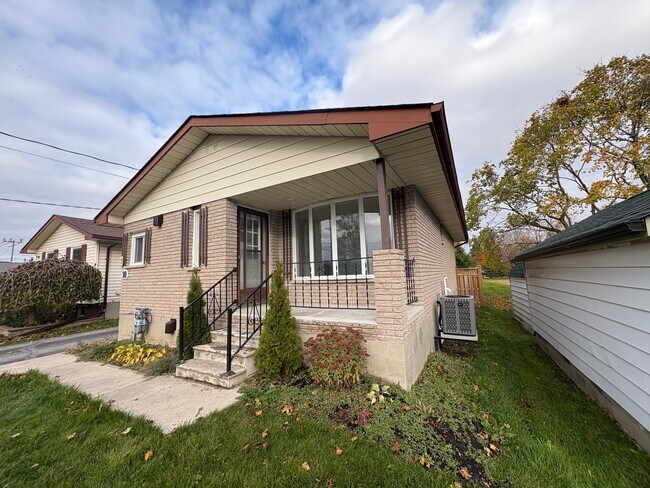 10 Hamilton St in Kawartha Lakes, ON - Building Photo - Building Photo