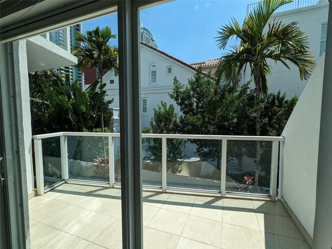 1528 Brickell Ave, Unit 104 in Miami, FL - Foto de edificio - Building Photo