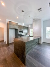 225 S Pine St in San Antonio, TX - Foto de edificio - Building Photo