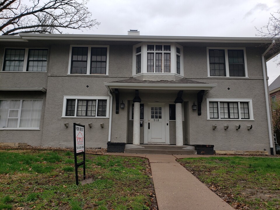 918 E Locust St, Unit 2 in Davenport, IA - Building Photo