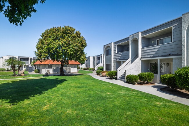OakLeaf Apartments in Oceanside, CA - Building Photo - Building Photo