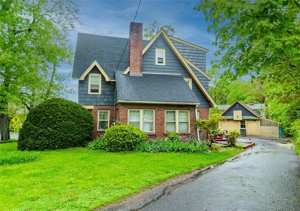 38 Plattekill Ave in New Paltz, NY - Building Photo