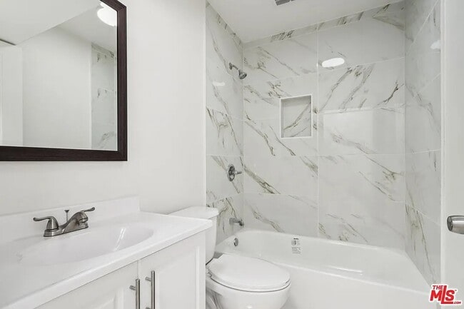 1673 E 111th St, Unit 1673 in Los Angeles, CA - Foto de edificio - Building Photo