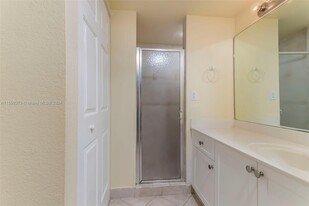 4215 N University Dr, Unit 211 in Sunrise, FL - Building Photo - Building Photo