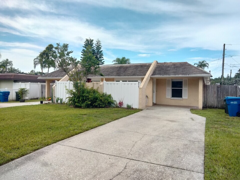 977 2nd Ave NE in Largo, FL - Building Photo