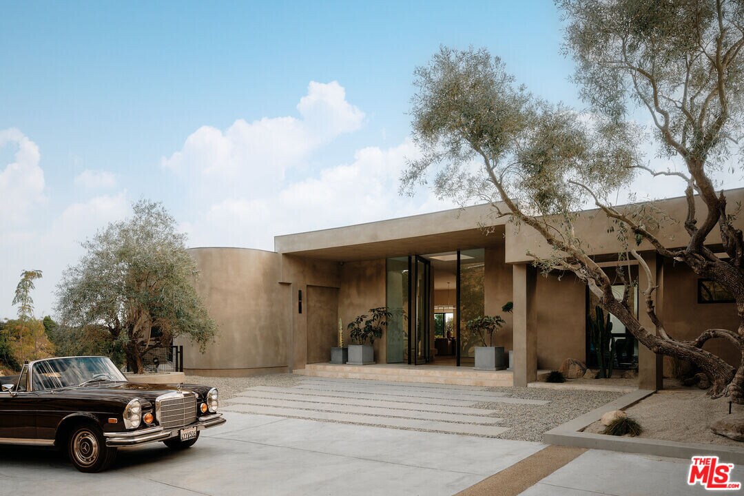 1705 Carla Ridge in Beverly Hills, CA - Building Photo