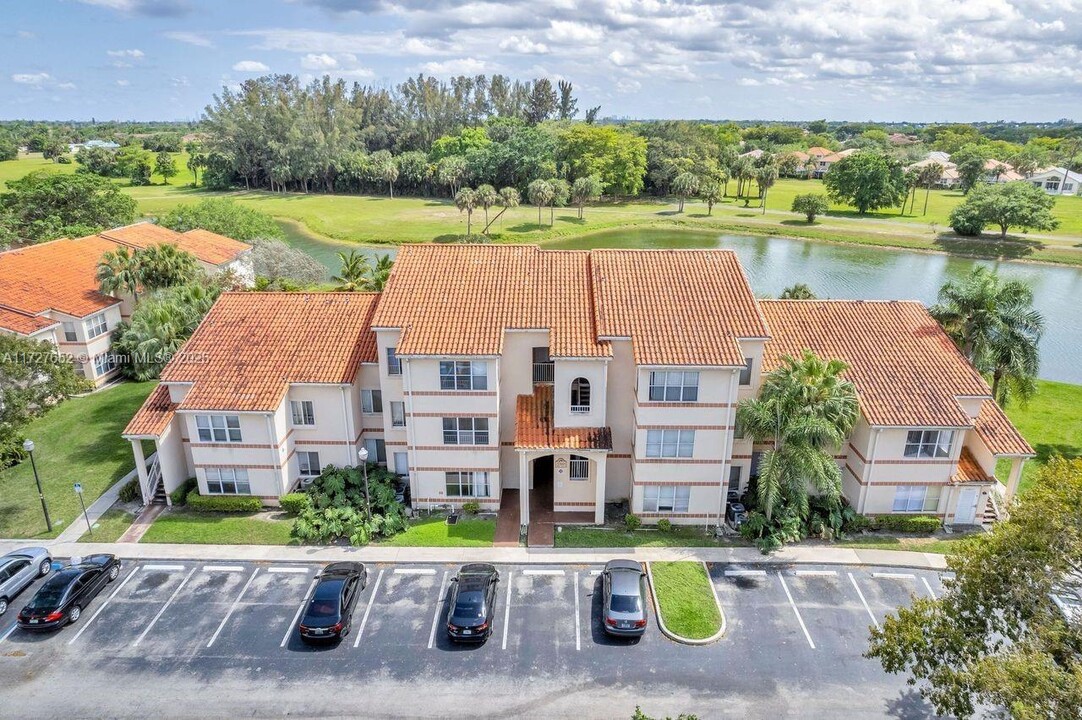 3310 Pinewalk Dr N in Margate, FL - Building Photo