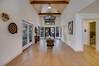 V at SoCo in Austin, TX - Foto de edificio - Building Photo