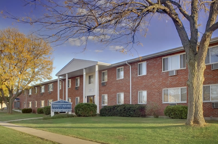 Varsity Square Apartments in Dekalb, IL - Foto de edificio