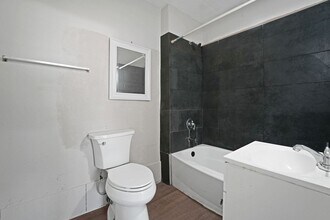 214 E 1st St in Deer Park, TX - Building Photo - Building Photo