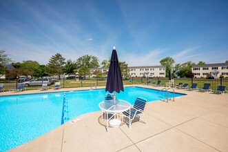 Long Pond Shores Waterfront Apartments in Rochester, NY - Foto de edificio - Building Photo