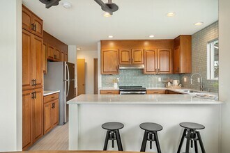 540 N Hayden Bay Dr in Portland, OR - Building Photo - Building Photo