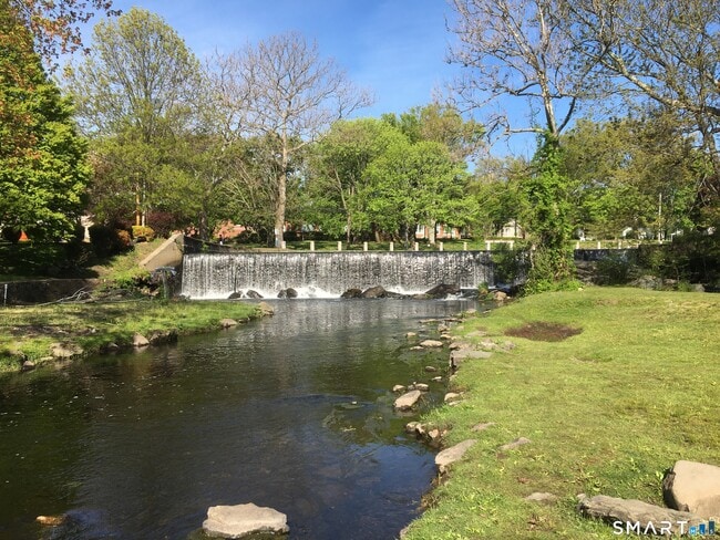 657 Naugatuck Ave in Milford, CT - Building Photo - Building Photo