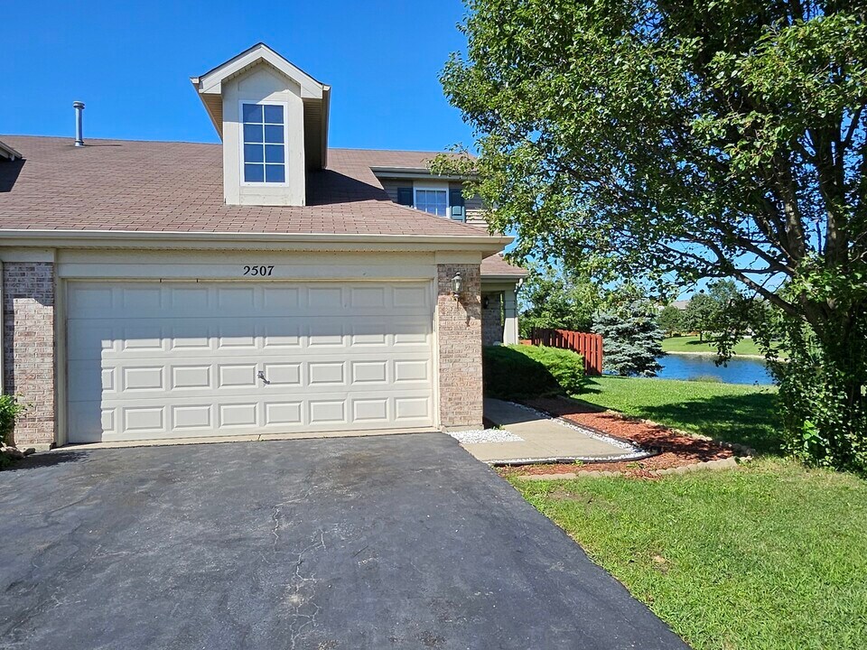 2507 Sumac Dr in Joliet, IL - Building Photo