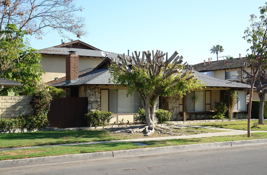 2713 W Orion Ave in Santa Ana, CA - Foto de edificio