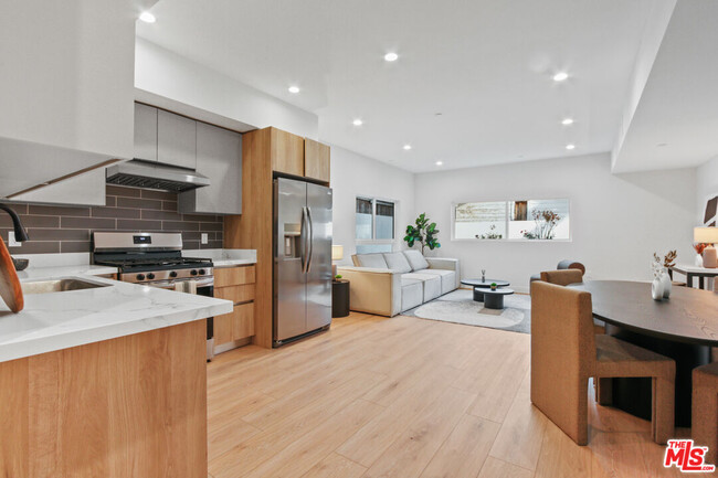 1530 S Hayworth Ave in Los Angeles, CA - Building Photo - Building Photo