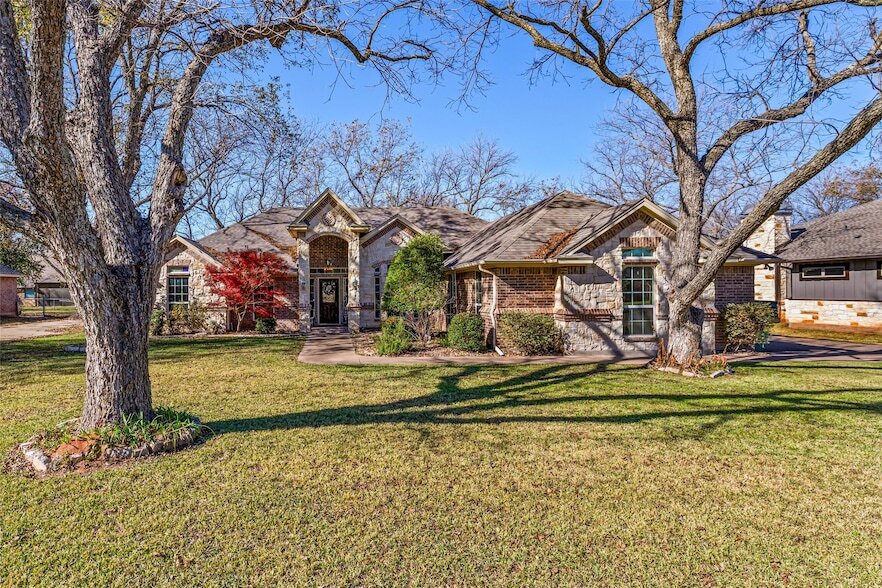 8918 N Longwood Dr in Granbury, TX - Building Photo