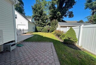 23 Locust Ave in Bayville, NY - Foto de edificio - Building Photo