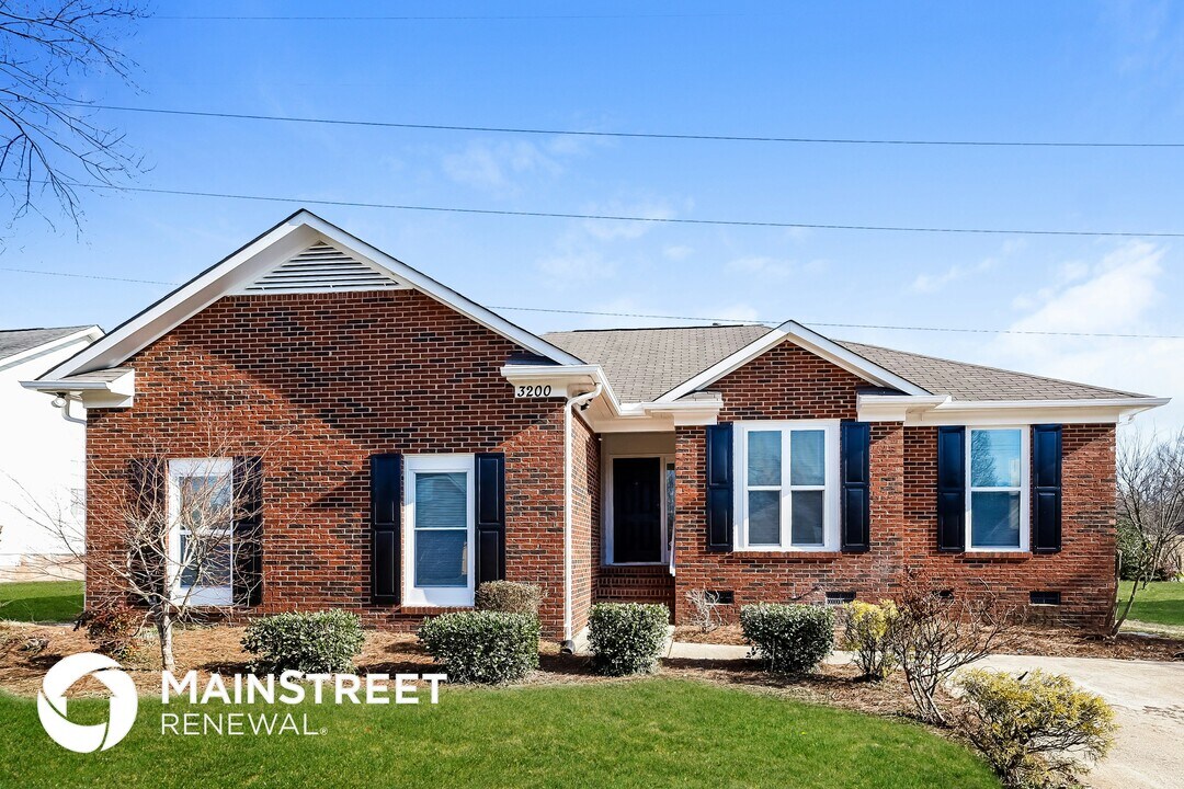 3200 Fairington Dr in Indian Trail, NC - Building Photo