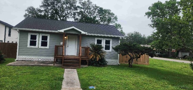 200 Poinsetta Ln in Highlands, TX - Building Photo - Building Photo