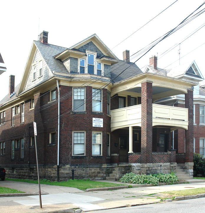 213-215 W 8th St in Erie, PA - Foto de edificio