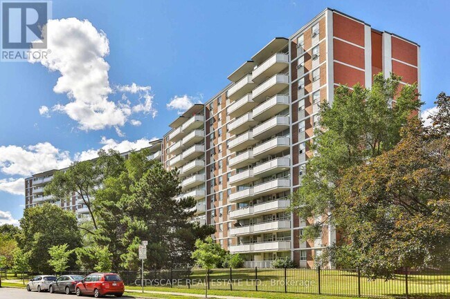 105 Rowena Dr in Toronto, ON - Building Photo - Building Photo