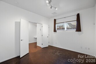 921 Westbrook Dr in Charlotte, NC - Foto de edificio - Building Photo