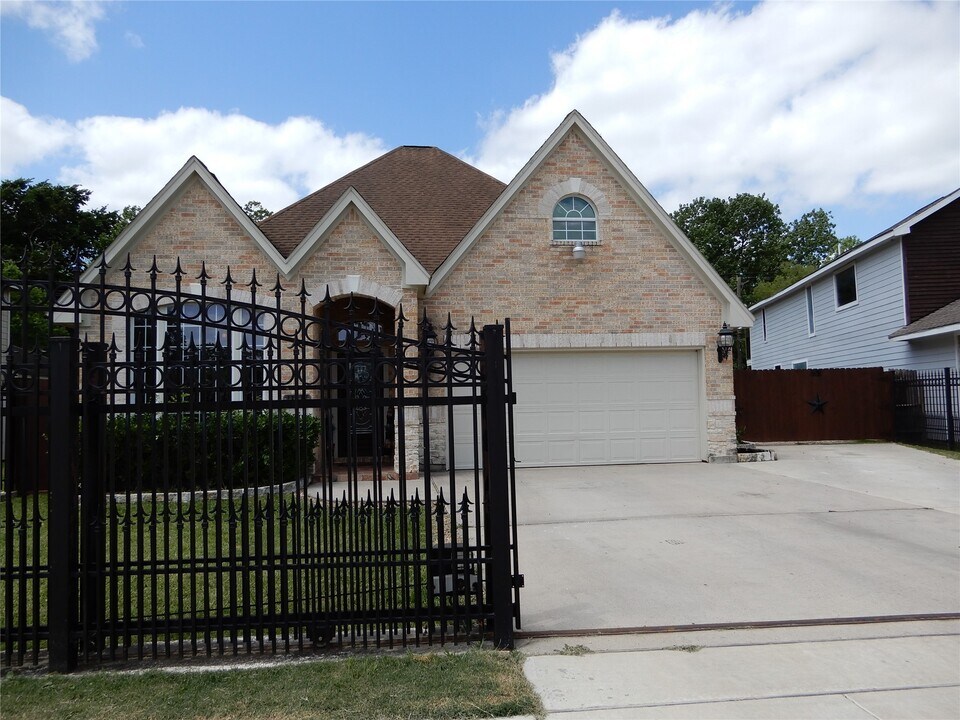 13531 Russ Dr in Houston, TX - Building Photo