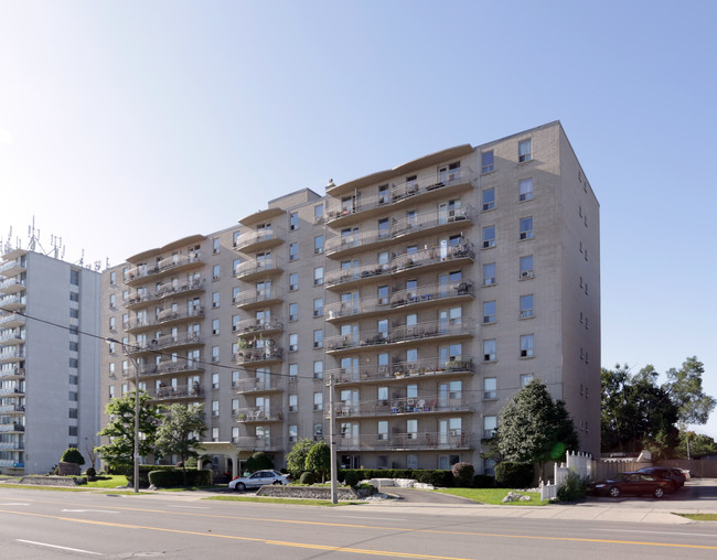 Greystone Place in Hamilton, ON - Building Photo - Building Photo