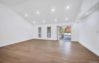 29 Dillon Dr in Dix Hills, NY - Building Photo - Building Photo