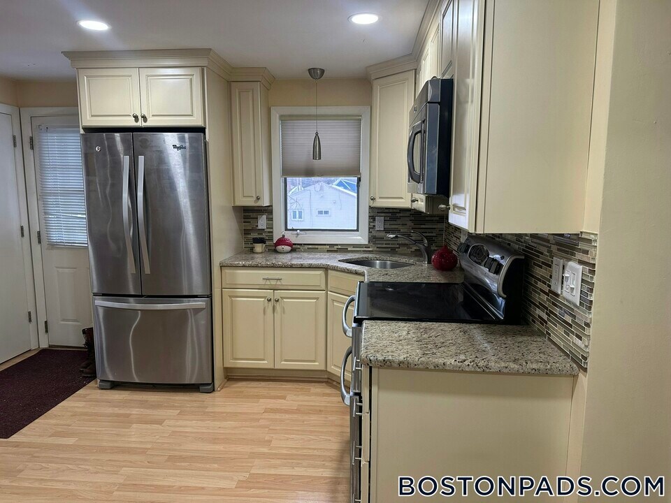 207 Franklin St in Stoneham, MA - Building Photo