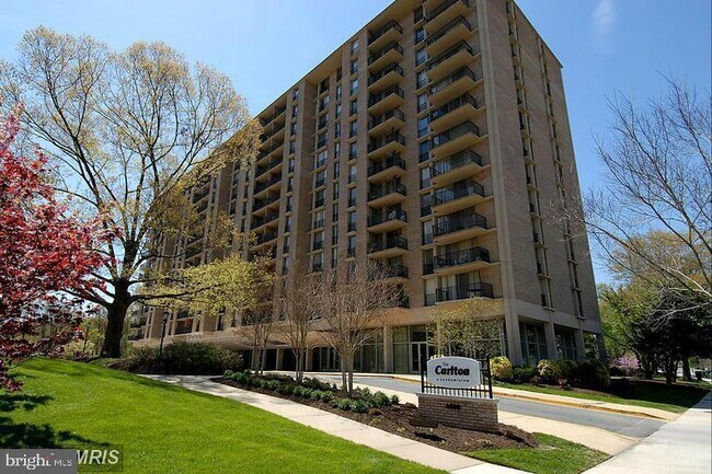 4600 S Four Mile Run Dr in Arlington, VA - Building Photo - Building Photo