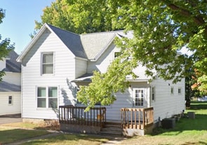 1811 11th St E in Menomonie, WI - Building Photo