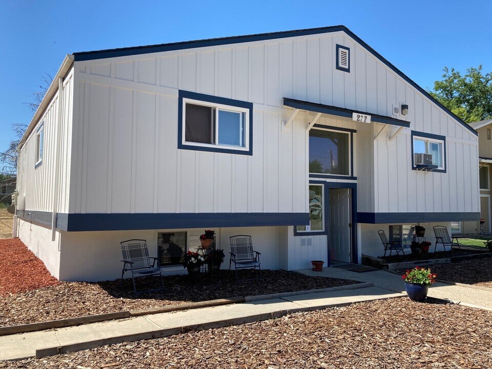 247 E 3rd St, Unit 13 in Kuna, ID - Foto de edificio