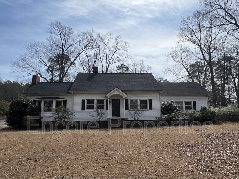 2028 N Main St in Fuquay Varina, NC - Building Photo