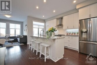 110 Lavatera St in Ottawa, ON - Building Photo - Building Photo